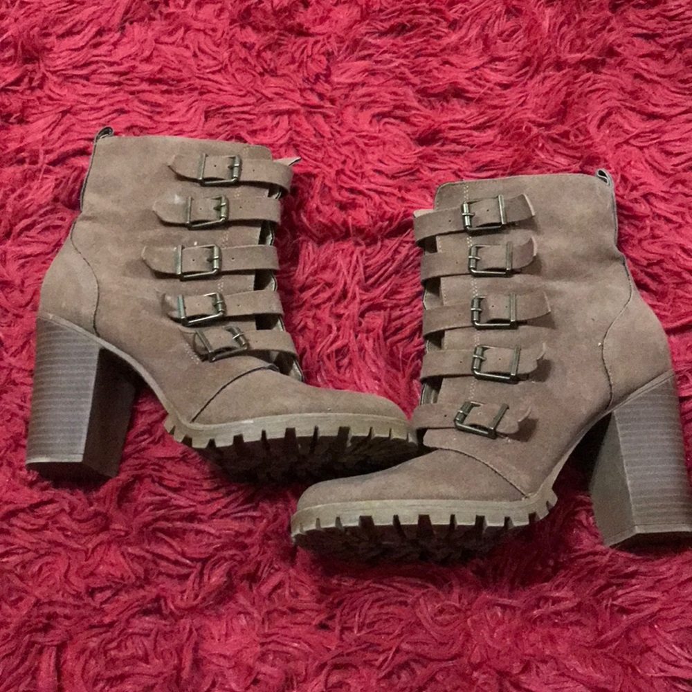 Low heel boots